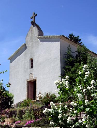 Kapelle und Landschaft in Südfrankreich