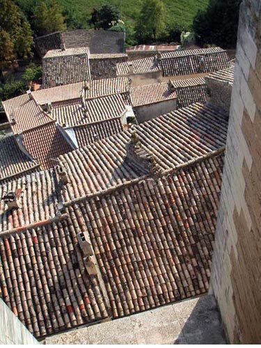 Blick über Dächer in Südfrankreich