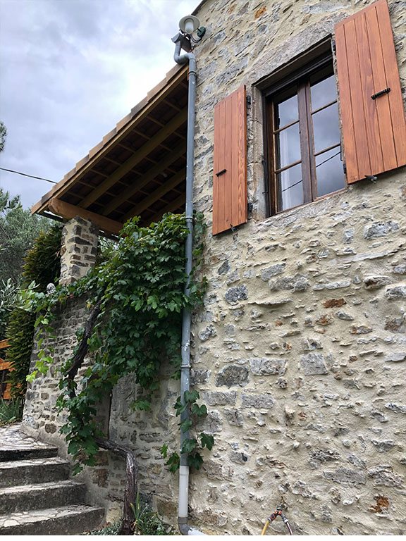 Außenansicht des Natursteinhauses